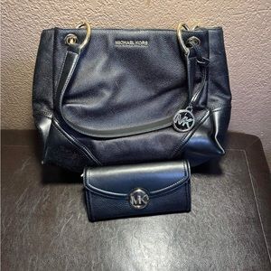 Large Michael Kors Hobo Bag, Wallet & make-up bag set.